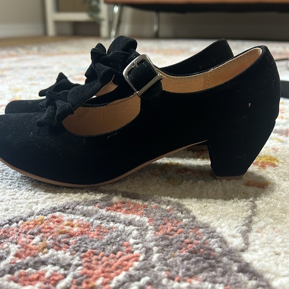 Black Low Heels With Bows and Buckle - Picture 4 of 4